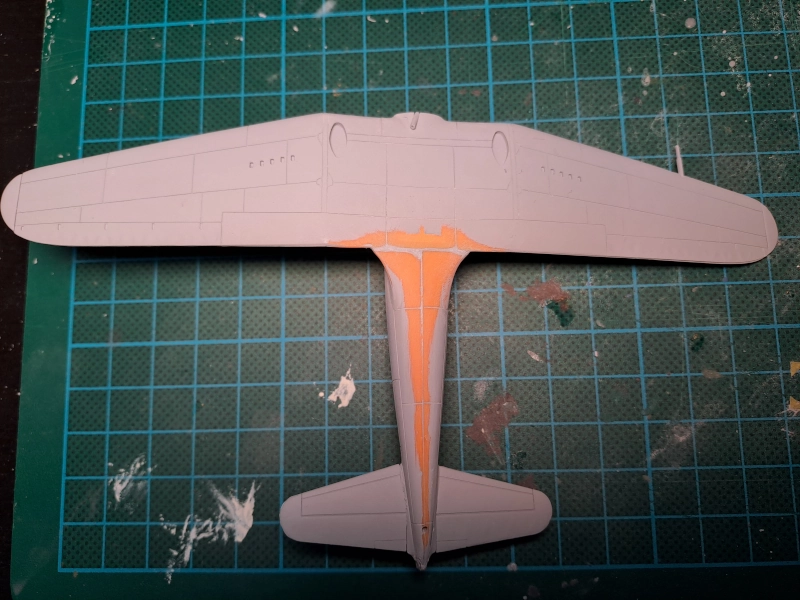 puttied vleugels aan romp onderkant